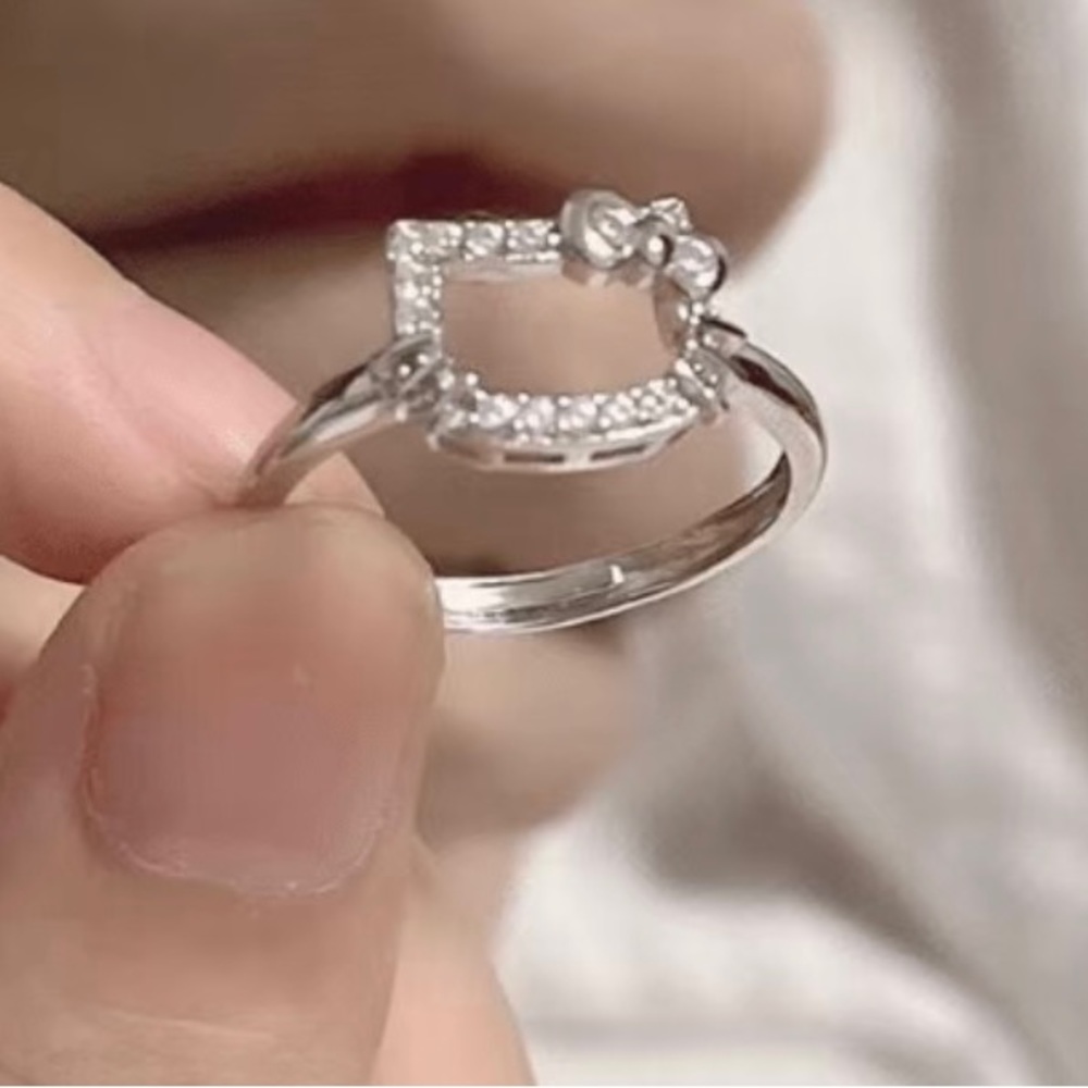 Selling a young girl hello kitty ring has not been use